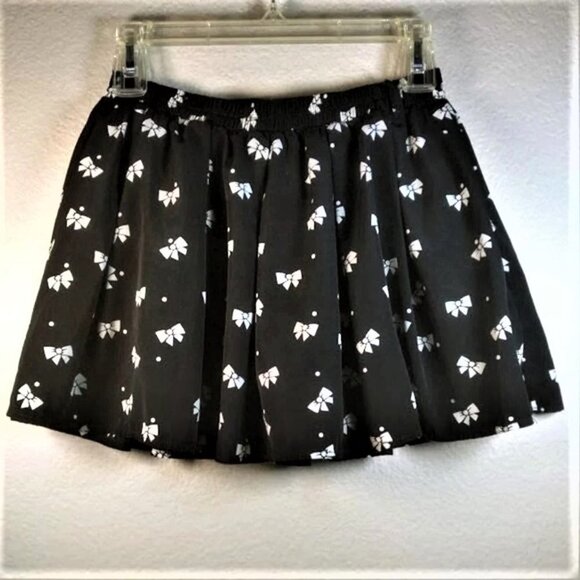 Forever 21 Black and White Skirt with Under Shorts- Size: S - Picture 3 of 17